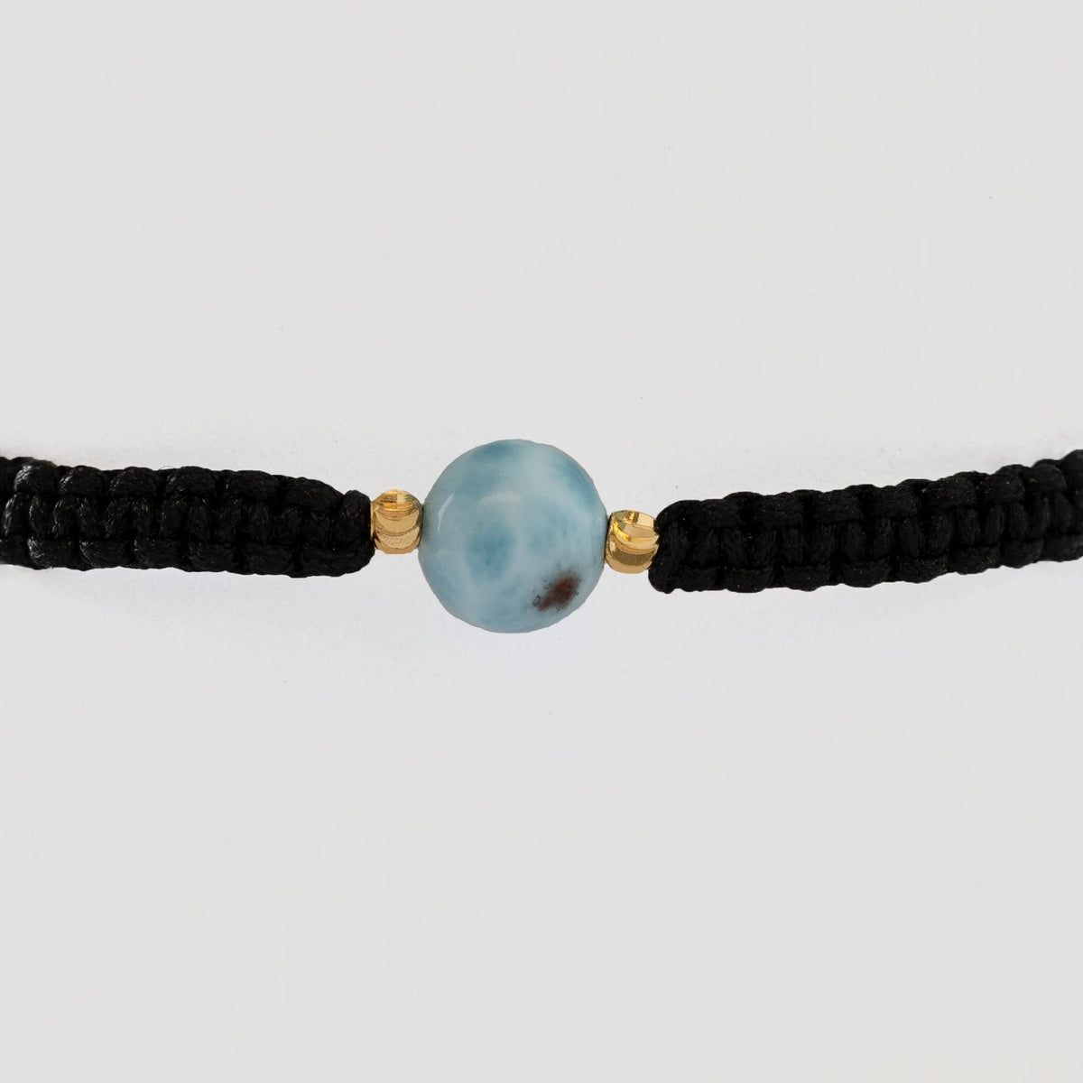 Guillo Larimar Negro, tejido a mano con balines de oro laminado 18k