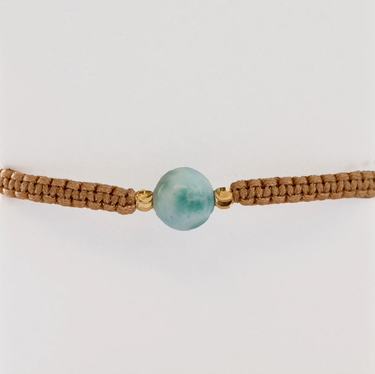 Guillo Larimar Beige, tejido a mano con balines de oro laminado 18k