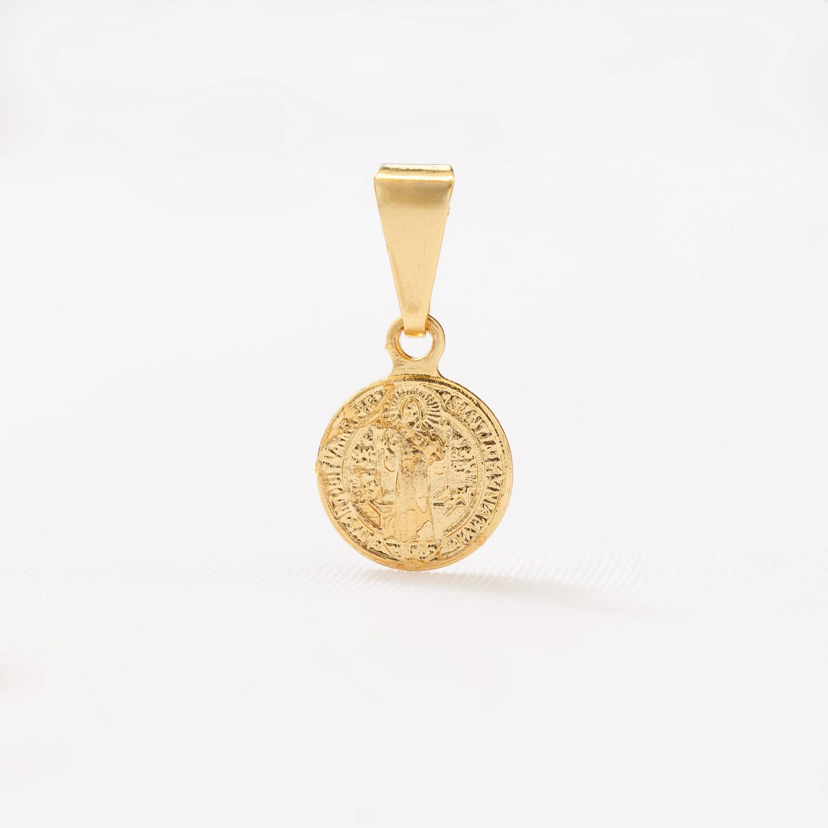 Dije San Benito Red Pequeño de oro laminado 18k