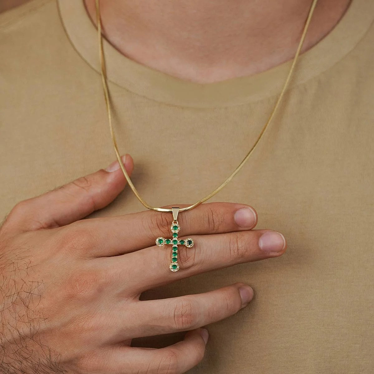 Dije Emerald Love puesto (2)