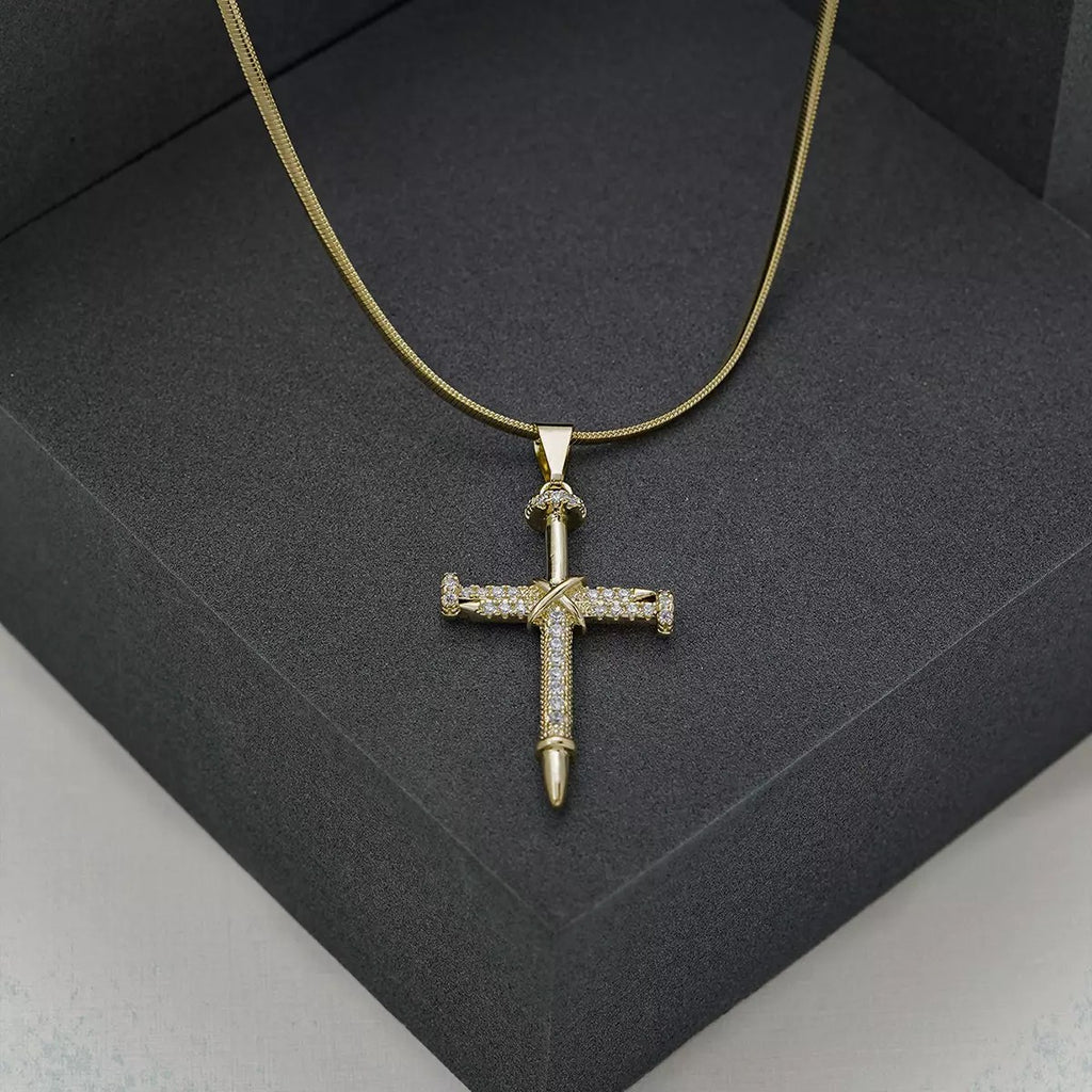 Dije Cruz Clavos Circonias Cristal puesto (2)