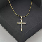 Dije Cruz Clavos Circonias Cristal puesto (2)