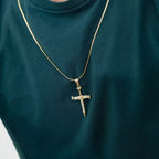 Dije Cruz Clavos Circonias Cristal puesto