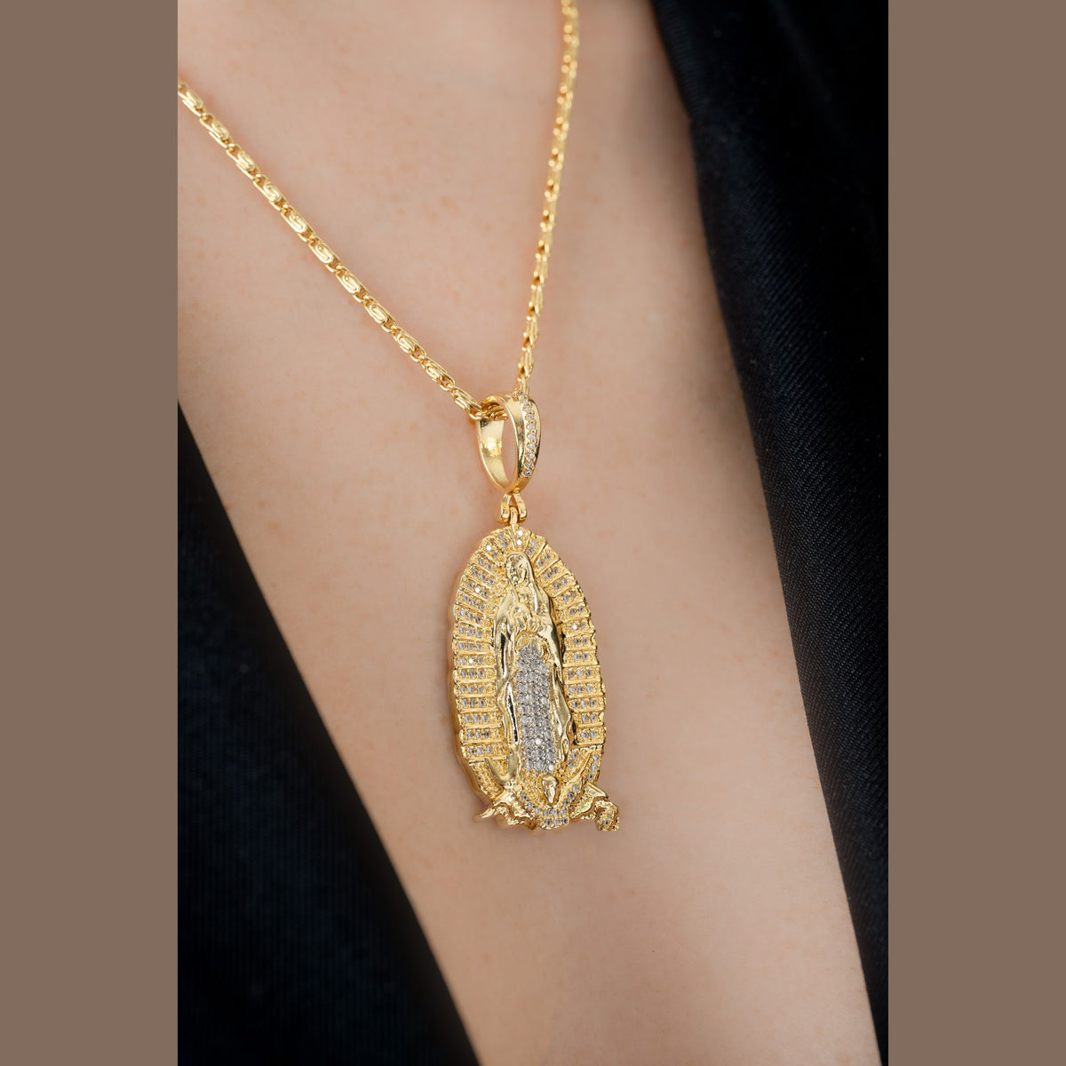 Dije Nuestra Señora de Guadalupe Circonias puesto