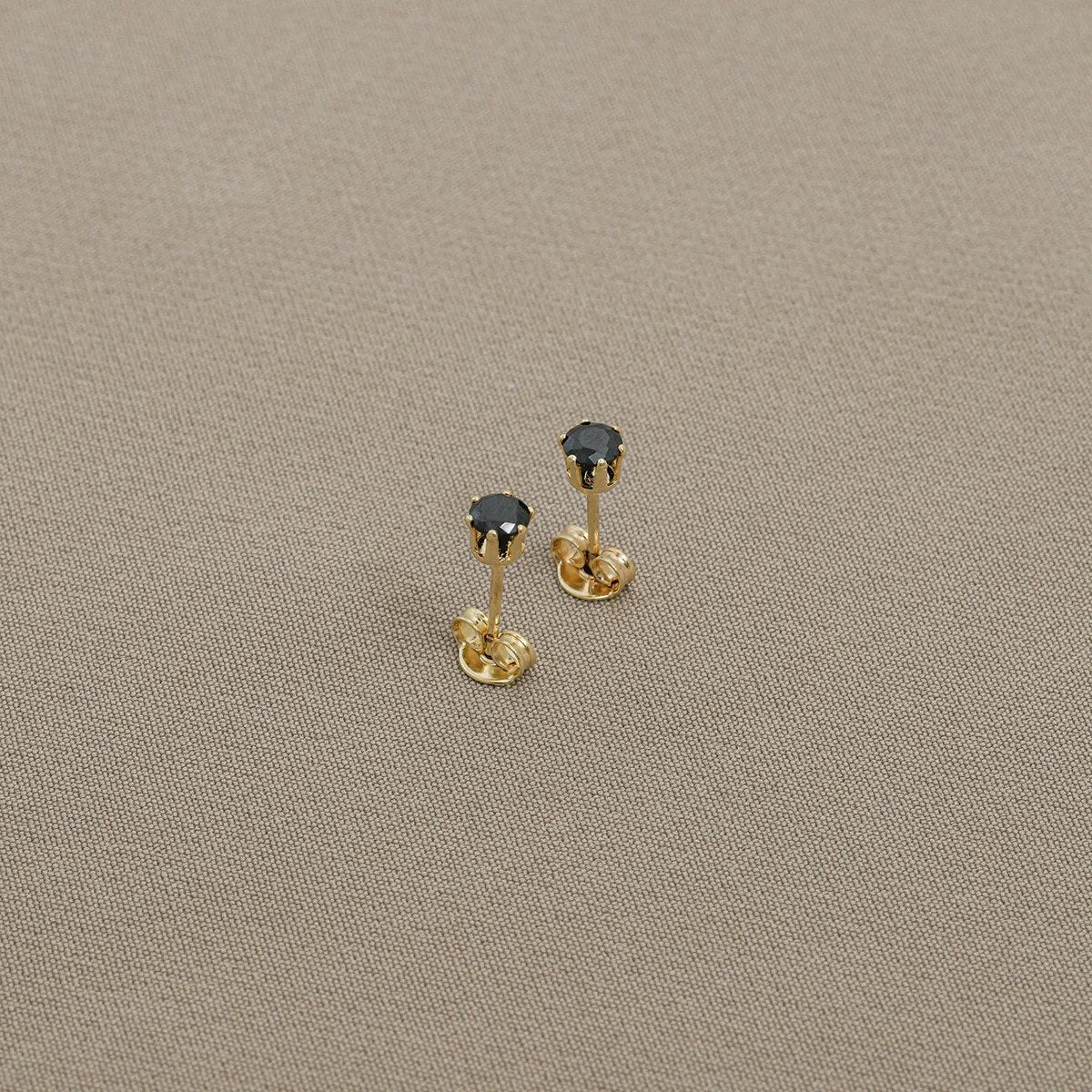Detalle de Aretes Topo Circonia Redonda Negra (2)