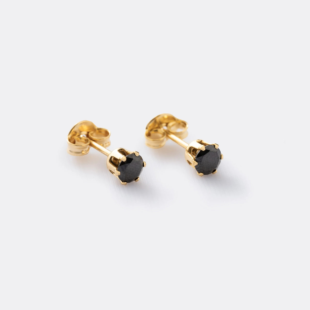 Aretes Topo Circonia Redonda Negra de oro laminado 18k