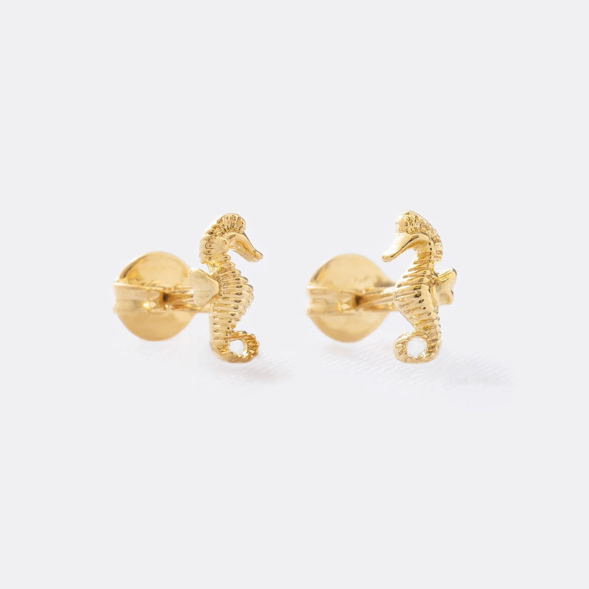 Aretes Caballito de Mar de oro laminado 18k