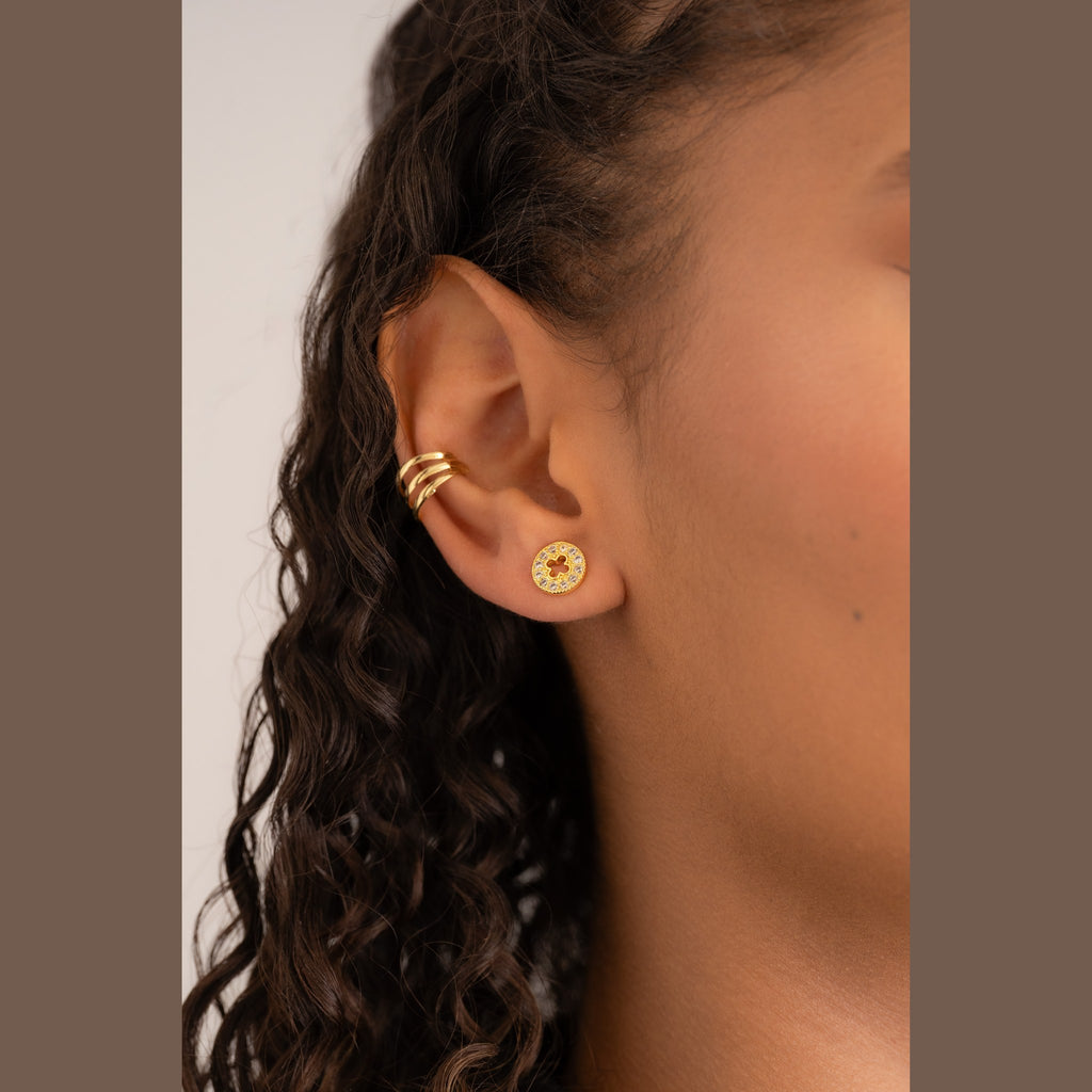 Aretes Trébol Redondo Silueta 9 mm puestos