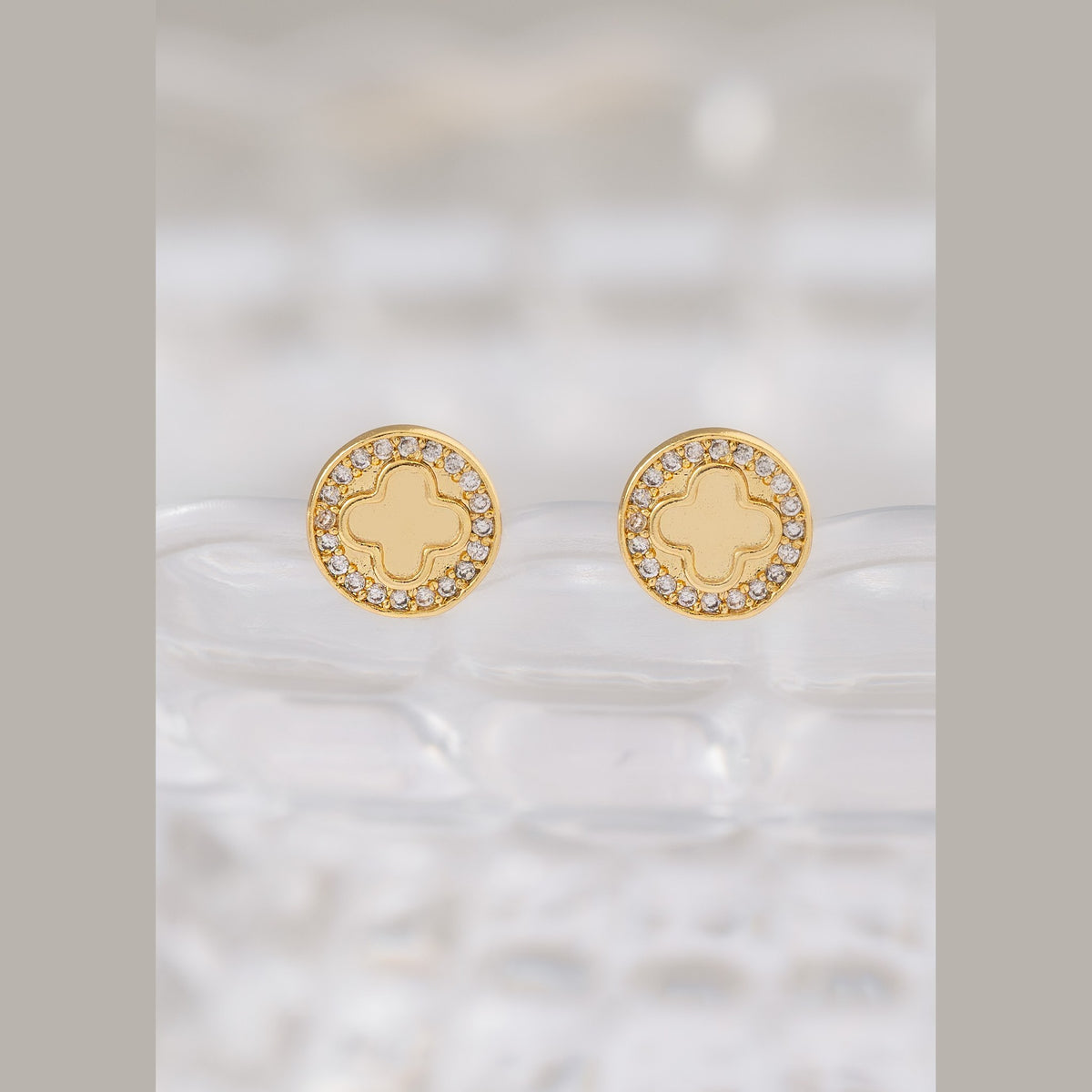 Detalle de Aretes Trébol Redondo Circonias 1 cm