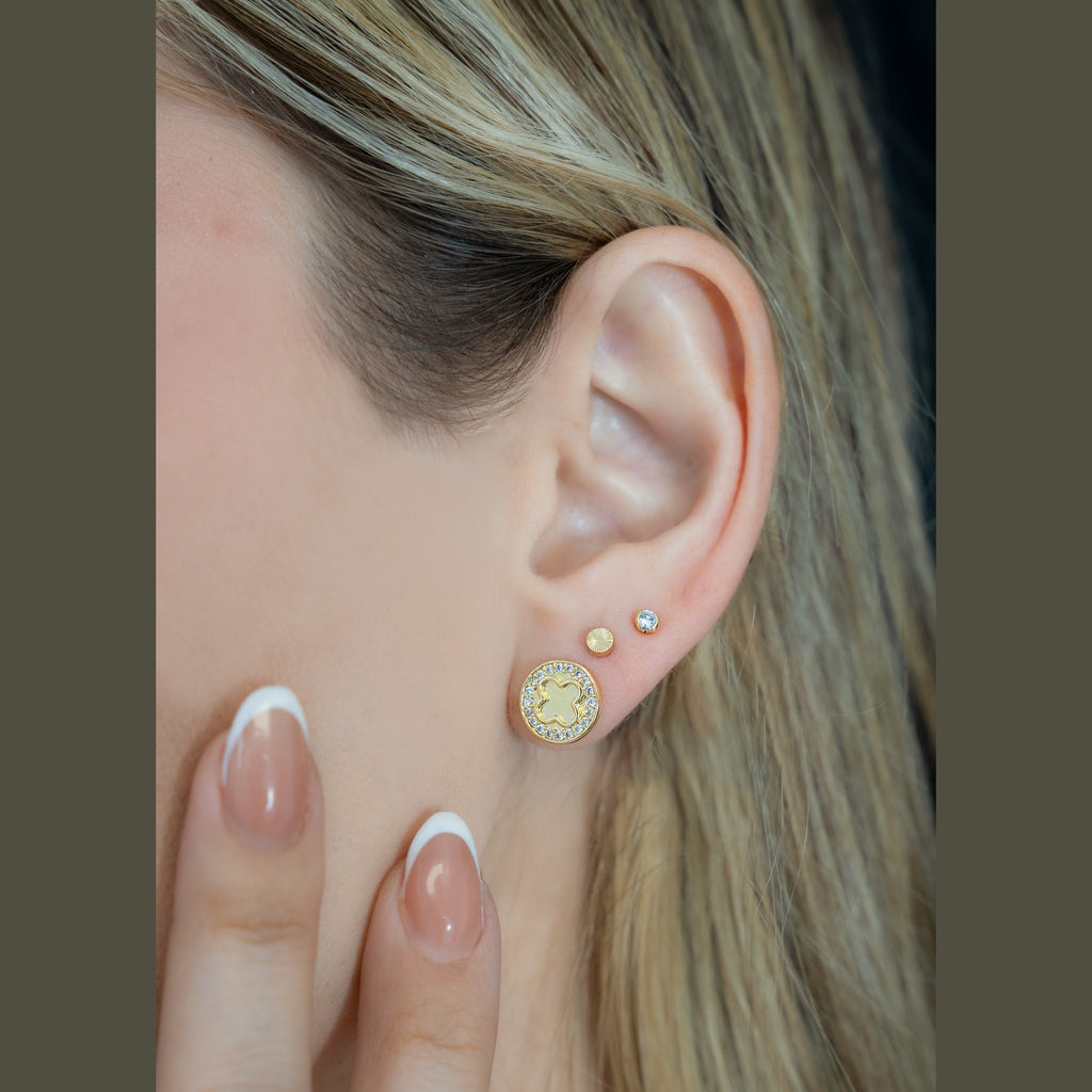 Aretes Trébol Redondo Circonias 1 cm puestos