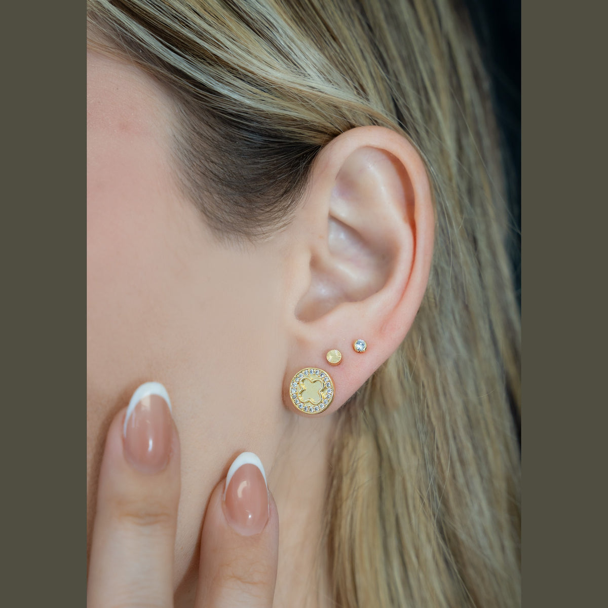 Aretes Trébol Redondo Circonias 1 cm puestos