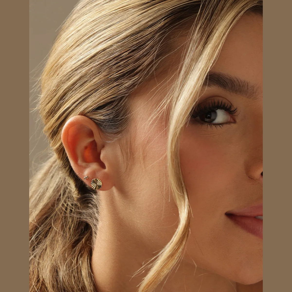 Aretes Sol Redondo 8 mm puestos